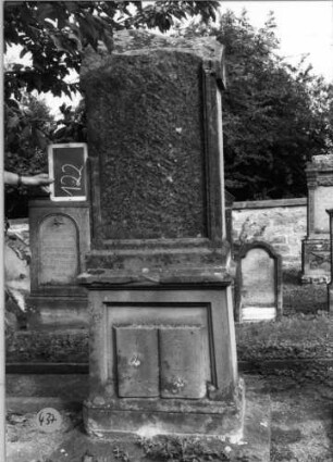 Grabstein 437 (Index: 100088120) Maße HxBxT: 190x57x40 cm: Grabstein 437