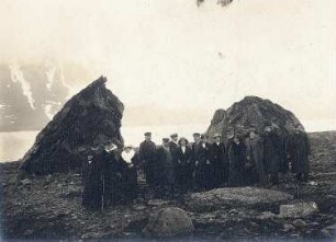 Spitzbergen, Vestland. Touristen stehen vor Felsen am Ufer der Crossbay