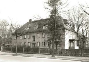 Dresden-Neustadt, Charlottenstraße 32. Wohnhaus (um 1935). Straßenansicht mit Einfriedung