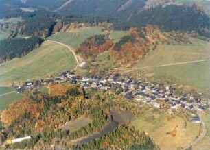 Lehesten-Schmiedebach. Ortsteilansicht mit Filialkirche. Luftbild-Schrägaufnahme von Süden