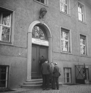 Berlin-Dahlem. Freie Universität Berlin. Rechts- und Wirtschaftswissenschaftliche Fakultät. Studenten vor dem Eingang (Der Eingang des ersten Gebäudes der zunächst gemeinsamen Rechts- und Wirtschaftswissenschaftlichen Fakultät, später - ab dem Sommersemester 1949 - der Eingang zur Juristischen Fakultät. Heute wird das Gebäude in der Ihnstraße 22 vom Otto-Suhr-Institut der Freien Univeristät genutzt)