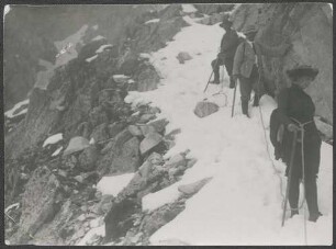 Tour mit Führern zur Sciorahütte mit Piz Badile: Drei Bergsteiger an einem verschneiten Hang