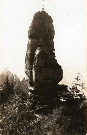 Sächsische Schweiz, Affensteine. Hauptdrilling. Seilschaft Paul Schöne bei der Erstbegehung über den Alten Weg (VIIc [IXa])