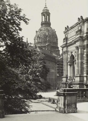 Frauenkirche und Georg-Treu-Platz : Dresden, Blick von der Brühlschen Terrasse über den Georg-Treu-Platz zur Frauenkirche, rechts Kunstakademie