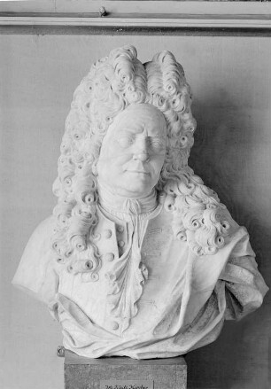 Epitaph für den Architekten Johann Friedrich Karcher und seine Familie. Büste J. F. Karcher
