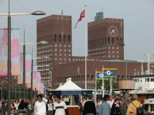 Oslo - Rathaus und Stadthafen : Das Rathaus. Aufgenommen in Oslo im September 2004