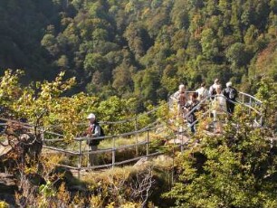 Touristen an einem Aussichtspunkt über dem Bodetal bei Thale im Harz