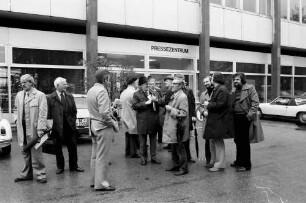 München: Gruppe Journalisten auf der Ausstellung