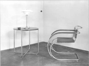 Tisch mit Armlehnstuhl : Tisch mit Armlehnstuhl (um 1930)