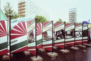 Berlin, Alexanderstraße. Aufsteller "Unser Knüller zum 40. Jahrestag der DDR" für Dresden