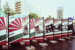 Berlin, Alexanderstraße. Aufsteller "Unser Knüller zum 40. Jahrestag der DDR" für Dresden