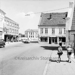Hagenstraße Kreuzung Hindenburgstraße: mittig die Baustelle des Kreissparkassenneubaus, dahinter das Rathaus: Blick von Osten