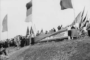 Weihe der Sportstätte 7. Oktober - Enthüllung des Namenszuges 7.Oktober, Fahnen der Deutschen Demokratischen Republik und der Sowjetunion, auf einem Plakat des Porträt Walter Ulbrichts : Weihe der Sportstätte 7. Oktober - Enthüllung des Namenszuges 7. Oktober