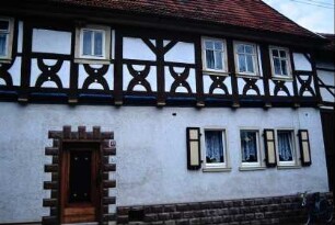 Fachwerkhaus mit geschwungenen Andreaskreuzen