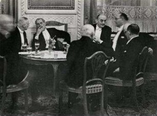 Britische Politiker in Berlin, Gesprächsrunde der Deutsch-Englischen Gesellschaft im Hotel Kaiserhof in Berlin. 2. von links Ramsay MacDonald, daneben Heinrich Brüning
