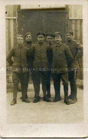 Deutsche Kriegsgefangene vor einem Lagergebäude