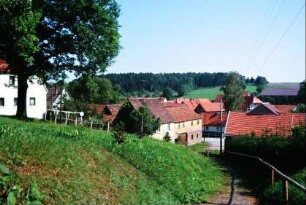 Weg von der Kirche ins Dorf; Häuser