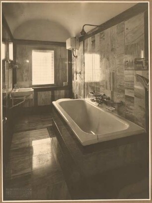 Wohnung. Inneneinrichtung: Badezimmer mit eingebauter Badewanne