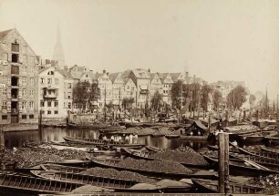 "Aussenkajen vom Steinhöft aus gesehen" aus der Mappe "Hamburg 1884. Ansichten aus dem niederzulegenden Stadttheil"