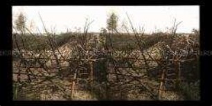 Holzhindernisse und Posten im Graben auf dem Gefechtsfeld bei Skierniewice