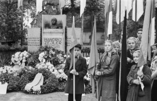 80. Todestag von Handrij Zejler in Lohsa : Lohsa. Kundgebung zum 80. Todestag von Handrij Zejler (dt. Andreas Seiler, 1804-1872, sorbischer Dichter). Kindergruppe mit Fahnen vor dem kranzgeschmückten Denkmal