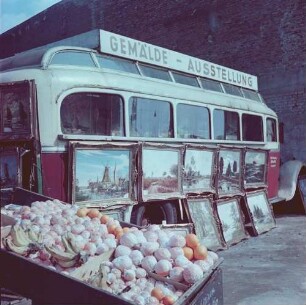 Köln. Gemälde - Ausstellung : Köln. Straßenverkauf von Südfrüchten und Gemälden, April 1954