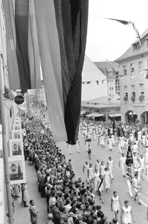 Freiburg: Festzug der Turner; Festzug zwischen Fahnen; von Oberpaur