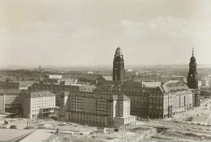 Dresden. Blick vom Georgentor nach Südosten zu neuen Wohnblocks an Altmarkt und Ernst-Thälmann-Straße und Rathaus und Kreuzkirche