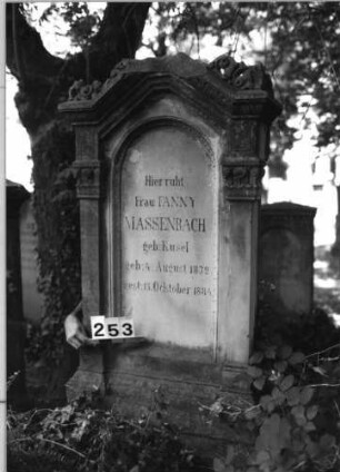 Grabstein 253 (Index: 100085177) Maße HxBxT: 202x87x42 cm Beschreibung: ädikulaart. St. m. Pfeilern, profiliert. Sockel, giebelart. Abschl. m. Verdach.: Grabstein 253