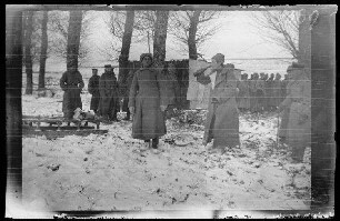 bei Illawcze (=Ilavche, Ukraine) an der Verkehrsstelle: Soldaten rund um die Hütte für Tauschverkehr ("Tauschhandel Schnaps gegen Seife")