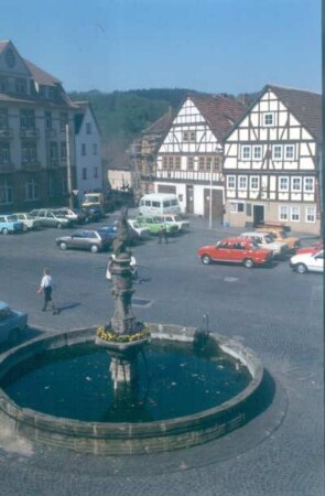Vacha. Blick vom Rathaus über den Vitusbrunnen auf den Marktplatz