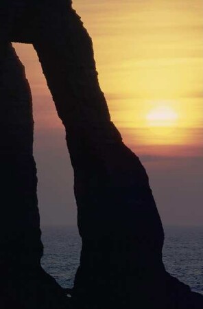 Frankreich. Haute Normandie. Seine Maritime. Etretat. Kreidefelsen im Sonnenuntergang