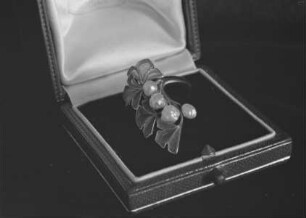 Fingerring mit stilisiertem Früchtezweig