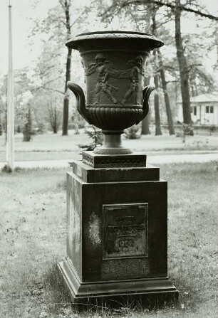 Vase auf Sockel : Henkelvase auf Sockel. Bronze, gegossen (1. Kunstguß). 1784. Lauchhammer-Ost, Grünanlage vor der Eisengießerei