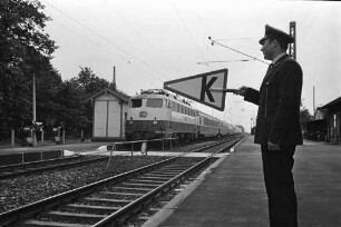 Zugüberwachung durch die Bundesbahndirektion Karlsruhe.