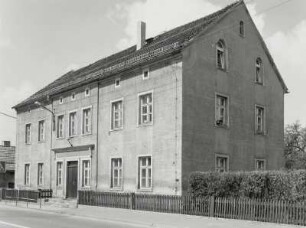 Ottendorf-Okrilla, Ehemalige Schule : Ottendorf-Okrilla. Ehemalige Schule (2. Viertel 19. Jahrhundert), Radeberger Straße 1. Straßenansicht