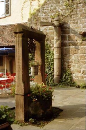 Lahr: Alter Ziehbrunnen und Pfahl am Storchenturm