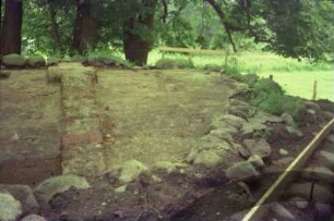 Gut Jersbek: Eiskeller: Restaurierung: Teilansicht von oben: Decke, Mauer, Feldsteinpackung