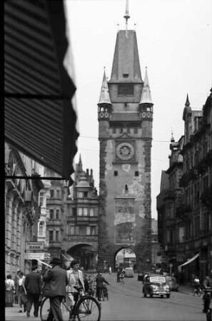 Freiburg i. Br.: Martinstor mit einem Ford