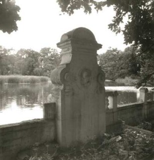 Saßleben. Landschaftspark. Brunnenanlage. Rückseite der Brunnenwand