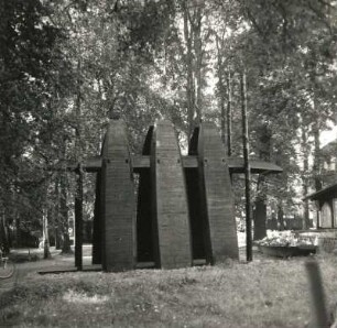 Denkmal aus Spreewaldkähnen : Denkmal aus Spreewaldkähnen (um 1990). Leipe, an der Pohlenz-Schänke