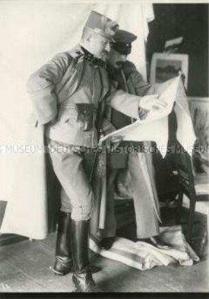 Aufnahme zweier Militärs mit Karte im Atelier