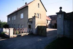 Bauernhof, Torpfeiler am Eingang, Vorgarten
