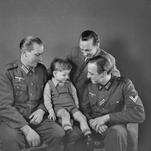 Porträt. Erich Rinkas Brüder Bruno und Kurt Rinka als Soldaten in Wehrmachtsuniform mit einem Jungen und Erich Rinka.
