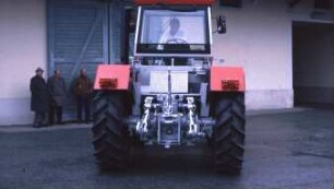 Fotografie: Traktor, Traktorkonzept, Systemtraktor, Dreipunktaufhängung, Rückfahreinrichtung