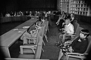 3. Stormarner Kulturforum: Podiumsdiskussion im Kreistagssitzungssaal am 22. Mai 1996: Podium, dahinter Plakate von Kunstausstellungen im Kreis Stormarn: Publikum