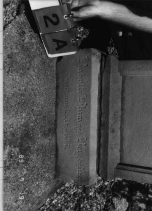 Grabstein 2 (Index: 99796542) Material: Sandstein Zustand: quer gebroch/repariert Maße HxBxT: 103x46x15 cm Beschreibung: eingezog. Rundbogenabschl. m. Verdach. u. Eckakroteren, Schrift eingetieft, Sockel Symbolik: Ranken, Blüte: Grabstein 2A