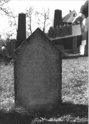 Grabstein 371 (Index: 99786208) Zustand: leicht verwittert Maße HxBxT: 100x54x8 cm: Grabstein 371