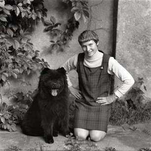 Fotografie einer jungen Frau mit Hund