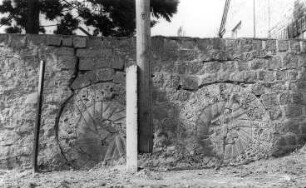 Bad Muskau. Friedensmühle, Mühlstein in einer Mauer